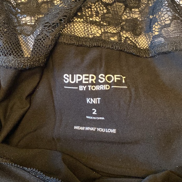 Super Soft V-Neck Lace Sleeve Top - Picture 5 of 6